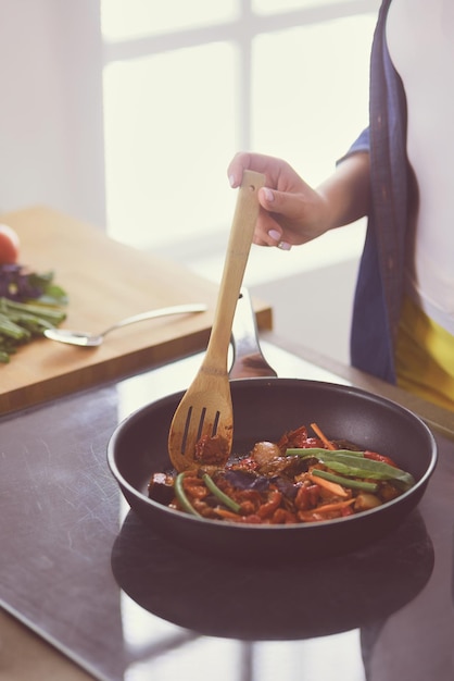 Manos cocinando en cocina